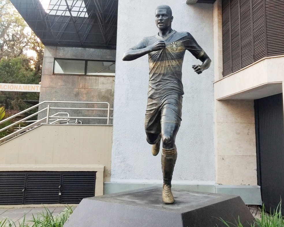 estátua do pedro rocha do grêmio em porto alegre — Foto: Kin Viana/Divulgação