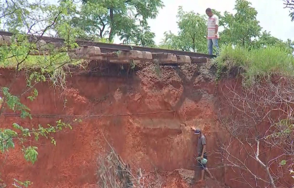 Defesa Civil alertou moradores para não ficarem próximos à cratera aberta em Bauru  — Foto: TV TEM/Reprodução