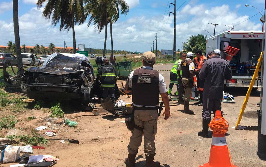 Agentes da CLN, Corpo de Bombeiros e PolÃ­cia Militar estiveram no local do acidente â?? Foto: German Maldonado/TV Bahia
