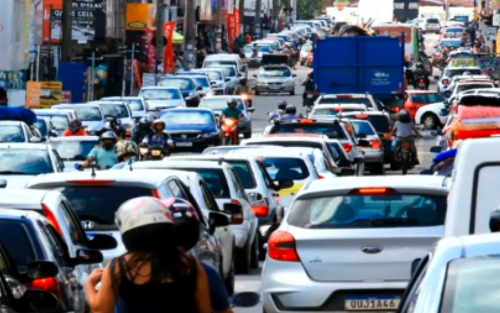 Avenida Igualdade cheia de carros em Aparecida de Goiânia — Foto: Reprodução/TV Anhanguera