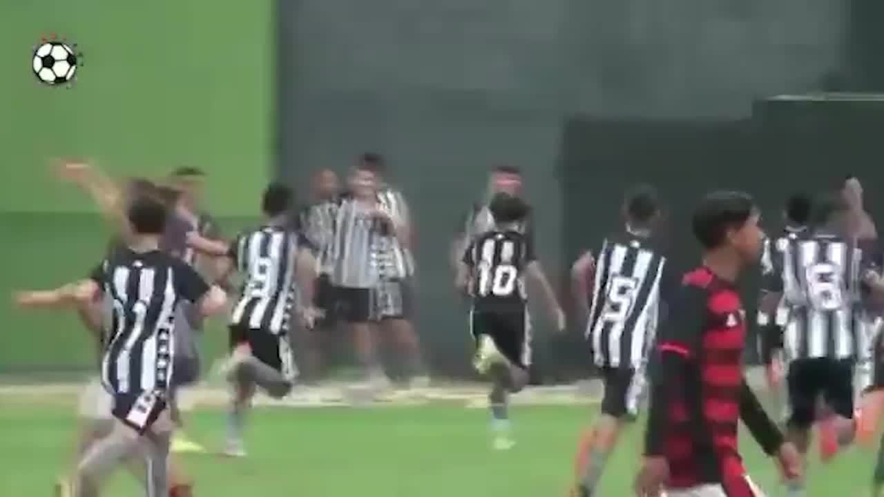Giovanna comemora gol contra o Flamengo à la El Toro no sub-13 do Botafogo