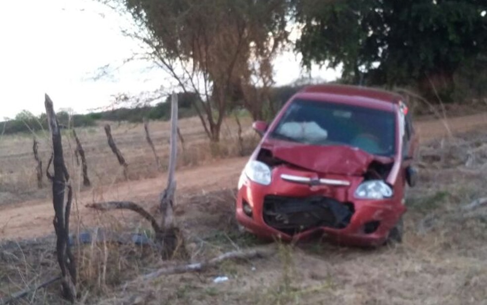 Carro envolvido em acidente estava na zona rural de Santana dos Garrotes, na PB (Foto: Capitão Alves/Polícia Militar)