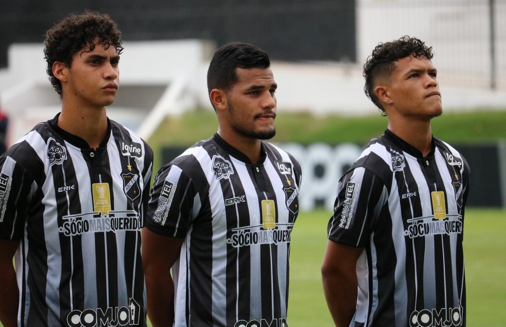 Yan, Wenderson e Reginaldo: garotos se saem bem como titulares — Foto: Augusto Gomes/GloboEsporte.com
