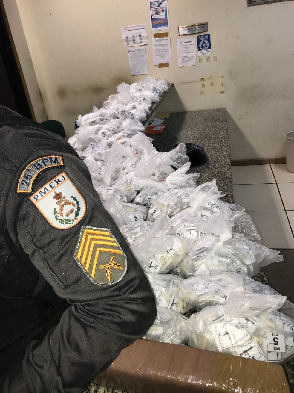 PM apreende cocaína e maconha na Via Lagos, em São Pedro da Aldeia (Foto: Divulgação/PM)