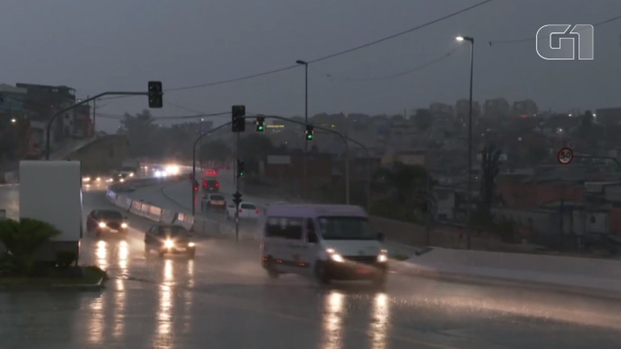 Com relâmpagos, temporal escurece pontos de SP e deixa capital em estado de atenção