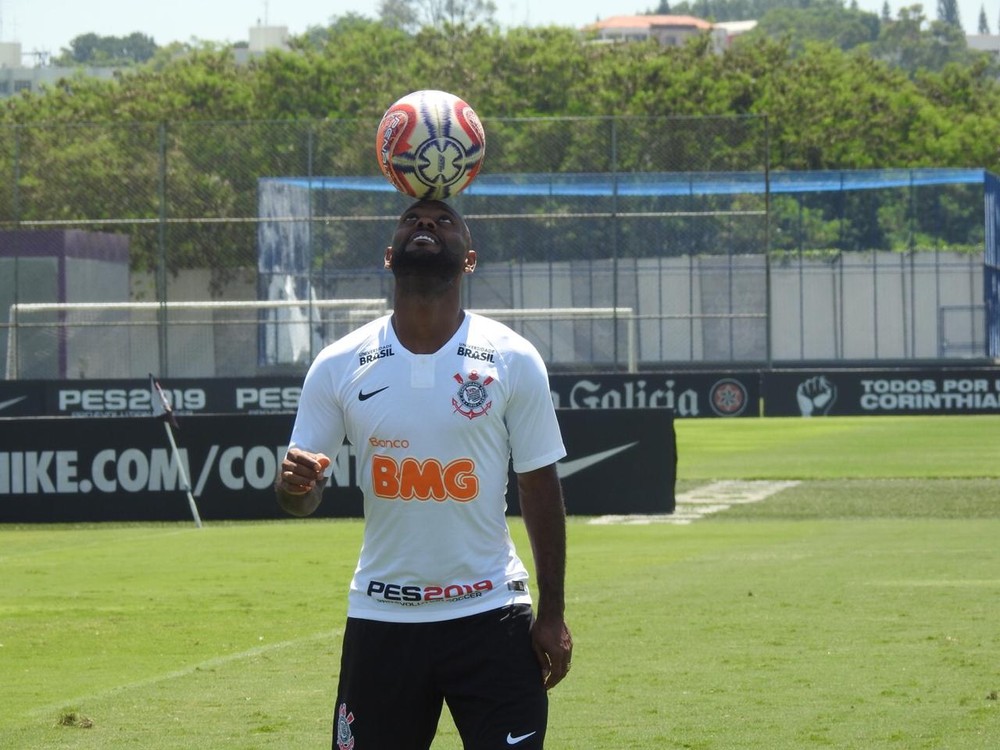 [ENQUETE] Você acha que Vagner Love deveria ter estreado no dérbi ?