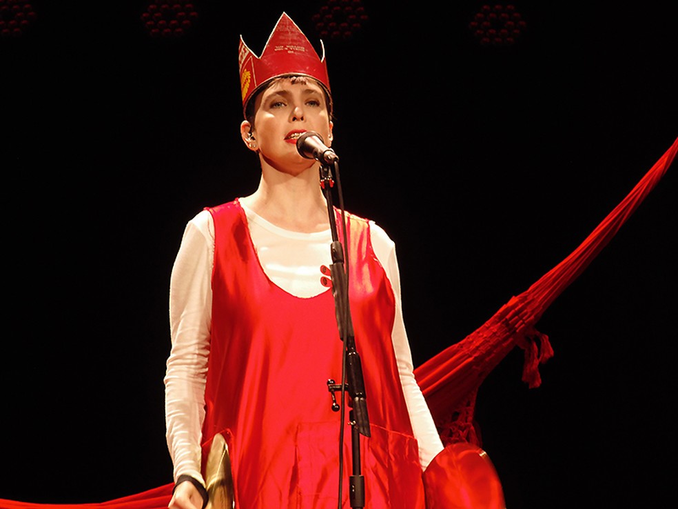 Adriana Calcanhotto no show 'A mulher do Pau Brasil' — Foto: Mauro Ferreira