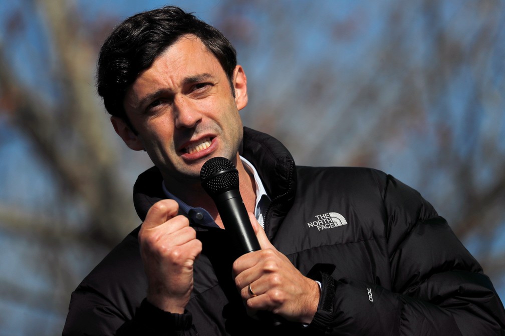 Jon Ossoff, candidato democrata ao Senado dos EUA pela Geórgia, durante ato de campanha nesta segunda-feira (4) — Foto: Mike Segar/Reuters