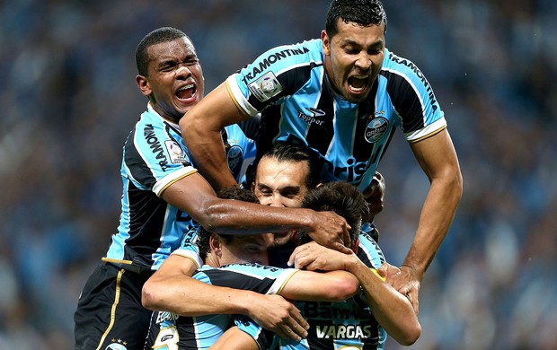Vargas Grêmio gol Santa Fé Libertadores (Foto: AFP)