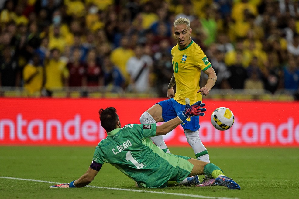 Antony em ação na goleada da seleção brasileira sobre o Chile — Foto: Thiago Ribeiro/AGIF