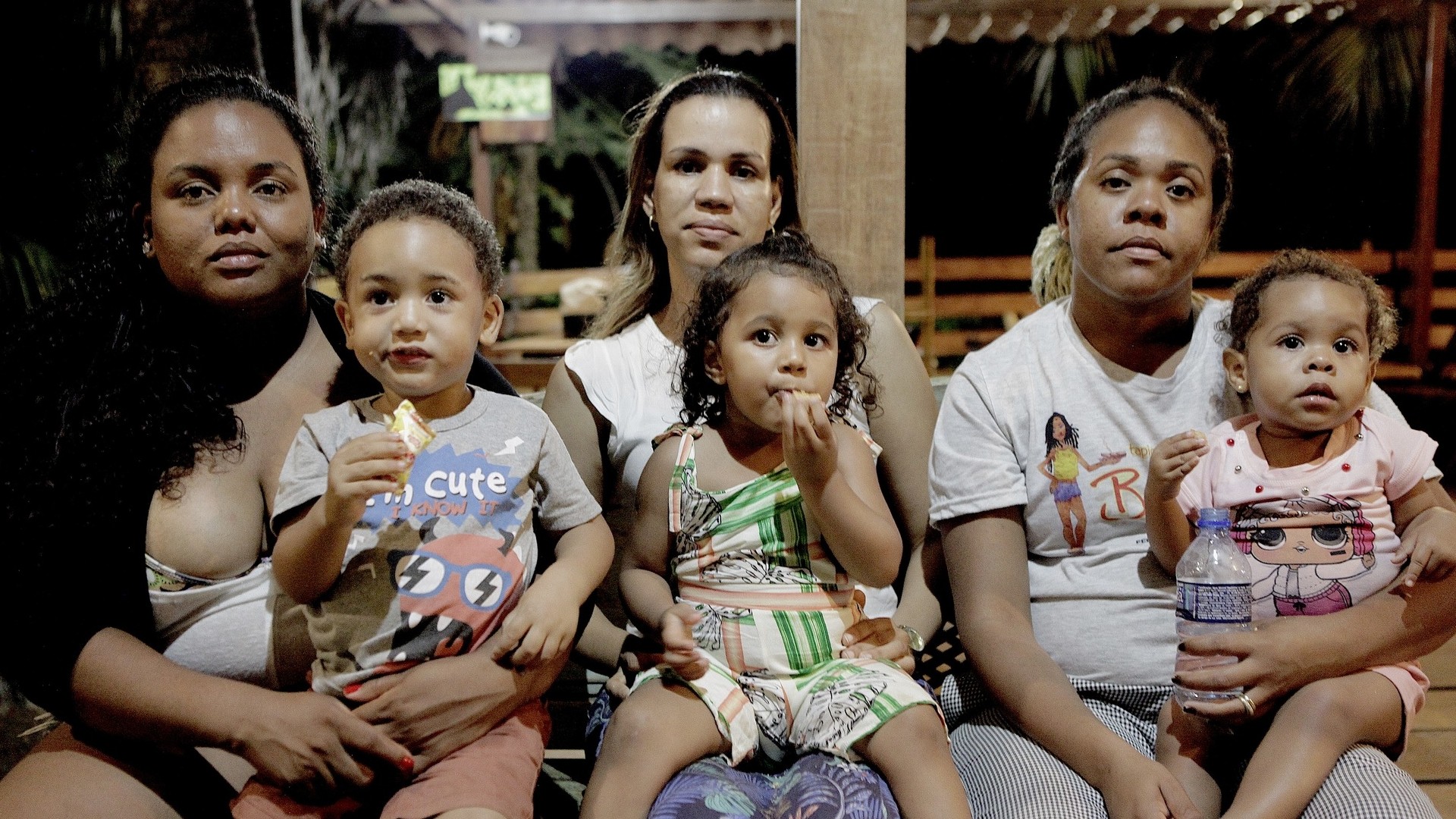 Harlene, Ione e Babalu com seus filhos, todos nascidos em Recife (Foto: Divulgação)