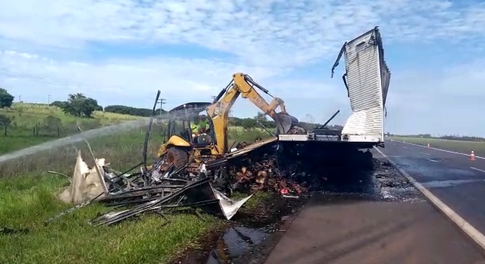 Carga de carreta fica destruída após pegar fogo na Rodovia Castello Branco — Foto: Reprodução/TV TEM