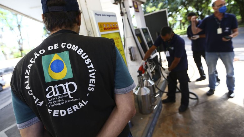 Força tarefa para fiscalização de postos de gasolina (Foto: Marcelo Camargo/Agência Brasil)