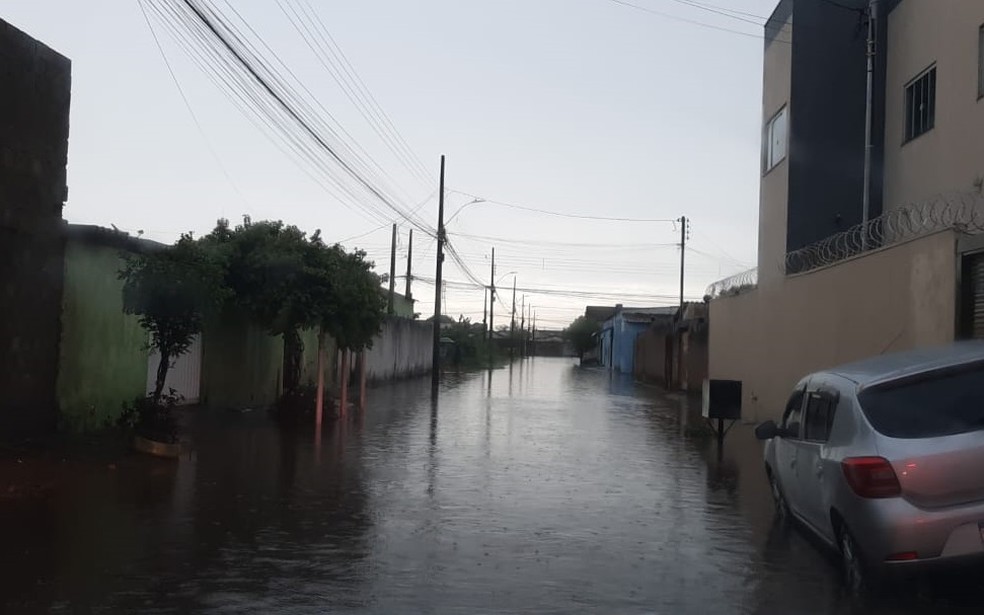 Temporal alagou rua no Bairro Morumbi em Uberlndia — Foto: Corpo de Bombeiros