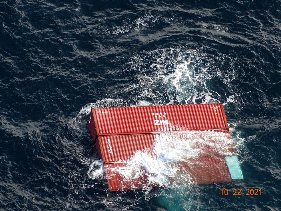 Contêineres que caíram do navio Zim Kingston são vistos flutuando a oeste do Estreito de Juan de Fuca — Foto: U.S. Coast Guard/Handout via Reuters