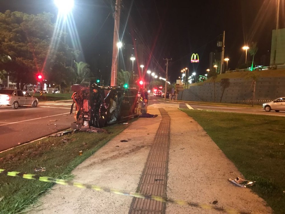 Caminhonete capotou depois de bater em outro veículo em avenida de Campo Grande (Foto: Camila Jovê/TV Morena)
