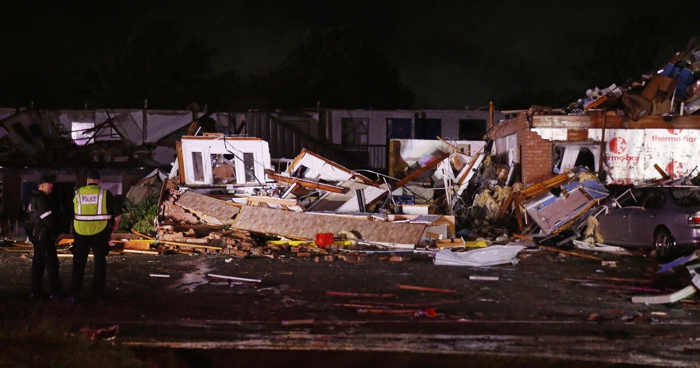 Tornado atingiu a cidade de El Reno na noite de sábado (25) — Foto: Sue Ogrocki/AP