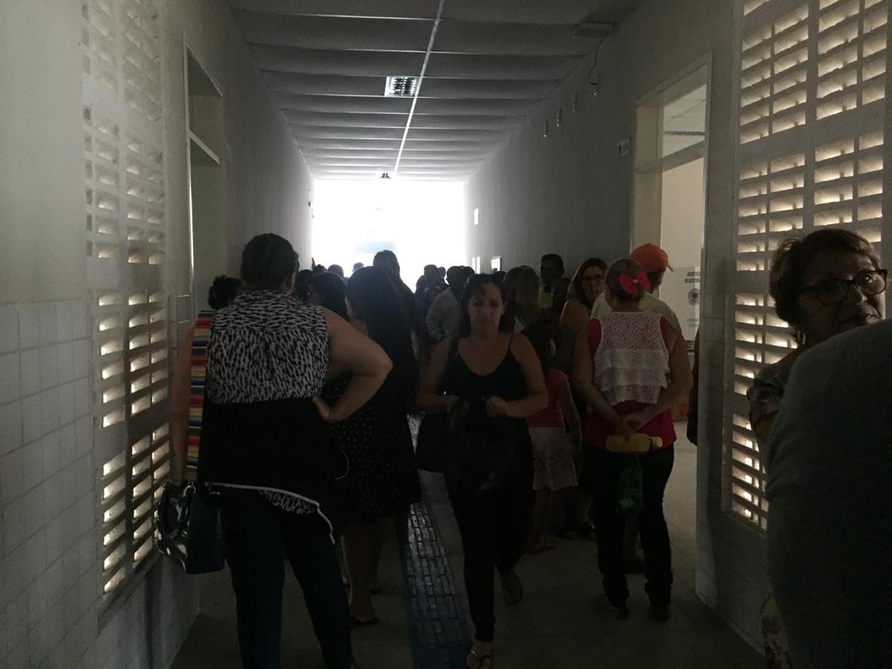 Em MossorÃƒÂ³, o inÃƒÂ­cio da votaÃƒÂ§ÃƒÂ£o atrasou em vÃƒÂ¡rias cidades por causa de uma queda na energia  Ã¢â‚¬â€ Foto: Jennifer Rocha/Inter TV Costa Branca