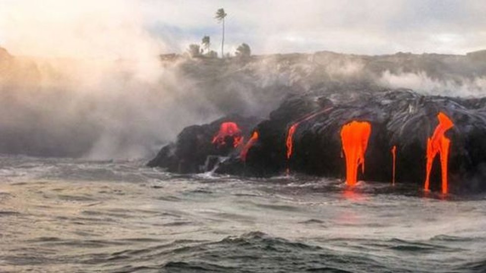 Os vulcões do Havaí são incomuns porque estão no meio de uma placa tectônica — Foto: Alamy