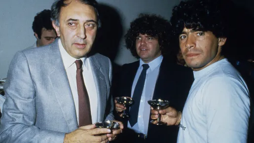 No dia da entrega do Scudetto, dirigente que contratou Maradona visitou túmulo