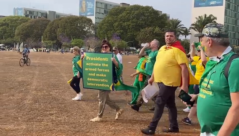 Faixa antidemocrática em favor do presidente Jair Bolsonaro (PL) durante comemorações do 7 de Setembro, em Brasília — Foto: Afonso Ferreira/TV Globo