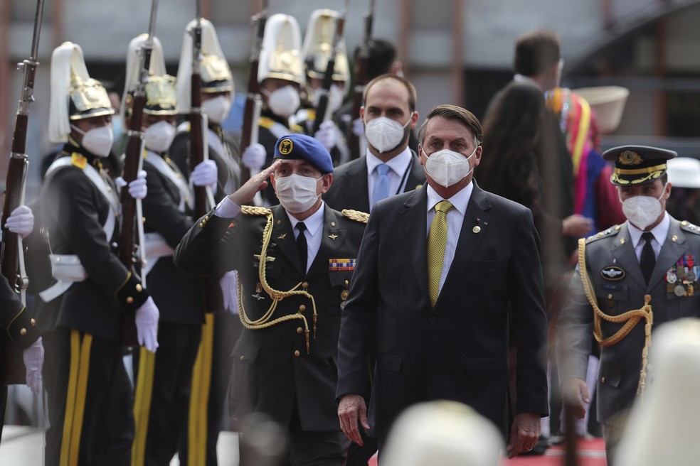 O presidente Jair Bolsonaro chega para a posse do novo presidente do Equador, Guillermo Lasso, em Quito — Foto: Dolores Ochoa/AP