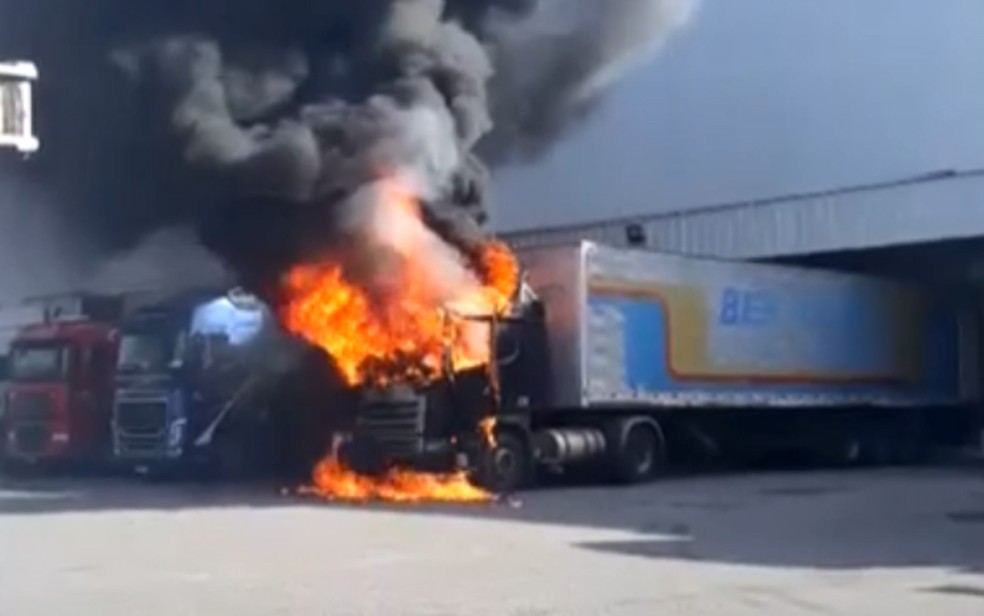Caminhão pegou fogo em um centro de distribuição no Cabo de Santo Agostinho, no Grande Recife, nesta quinta-feira (31) — Foto: Reprodução/WhatsApp