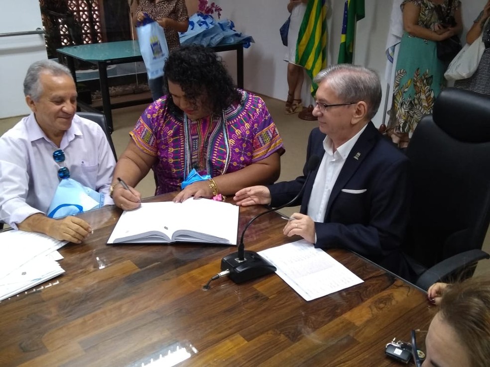 Letícia assina documento de posse do cargo de professora da Universidade Federal do Piauí — Foto: Arquivo Pessoal