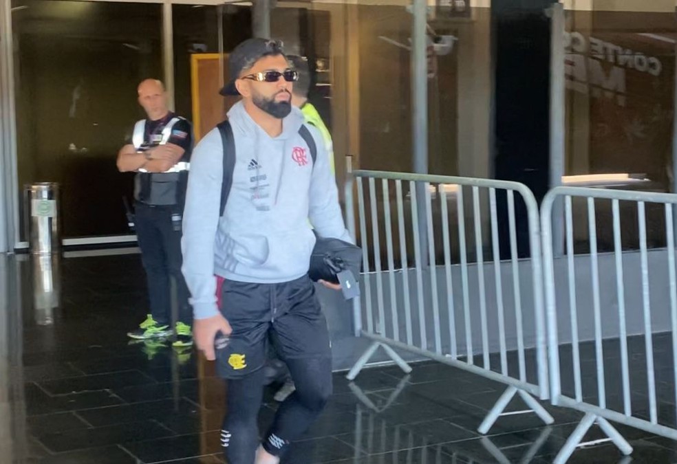 Gabigol na chegada ao Rio após derrota para o Atlético-MG — Foto: Cahê Mota