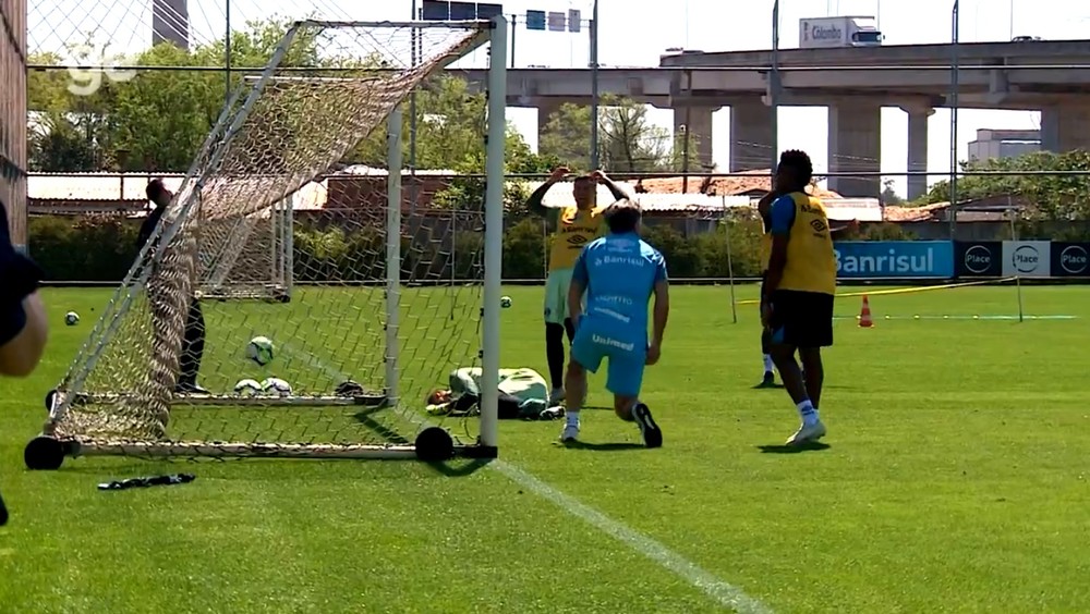 Após furar em bola, Renato marca gol de barriga em rachão do Grêmio