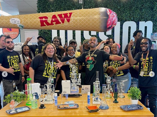 Vic Mensa com sua equipe na empresa de cannabis (Foto: Reprodução/Instagram)