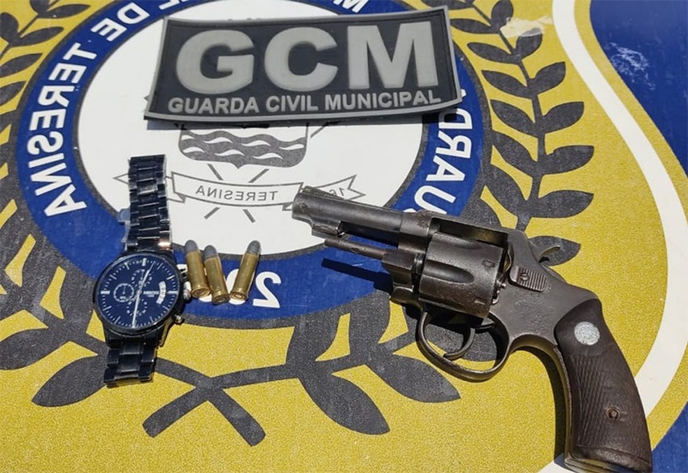 Arma apreendido com adolescente foragido do CEM — Foto: Divulgação/GCM