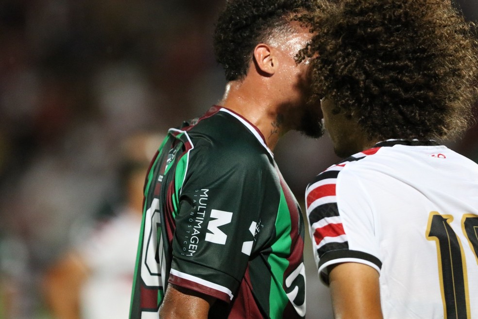 Confus&atilde;o entre Nathan, do Fluminense-PI, e Anderson, do Santa Cruz &mdash; Foto: Marlon Costa / Pernambuco Press