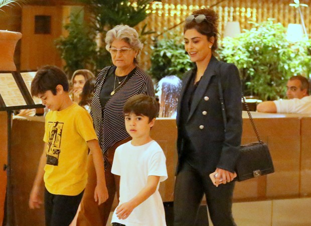 Juliana Paes com os filhos, Pedro e Antônio, e a mãe, Regina (Foto: AgNews)