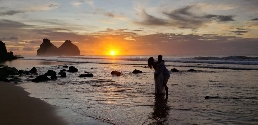 Casal fez ensaio fotográfico na Praia do Bode, onde ocorreu o nascimento das tartarugas  — Foto: Ana Clara Marinho/TV Globo