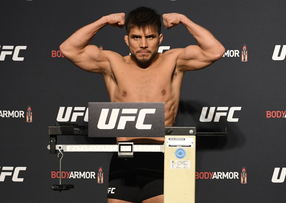 Henry Cejudo fez cara de mau na pesagem do UFC 249 — Foto: Getty Images