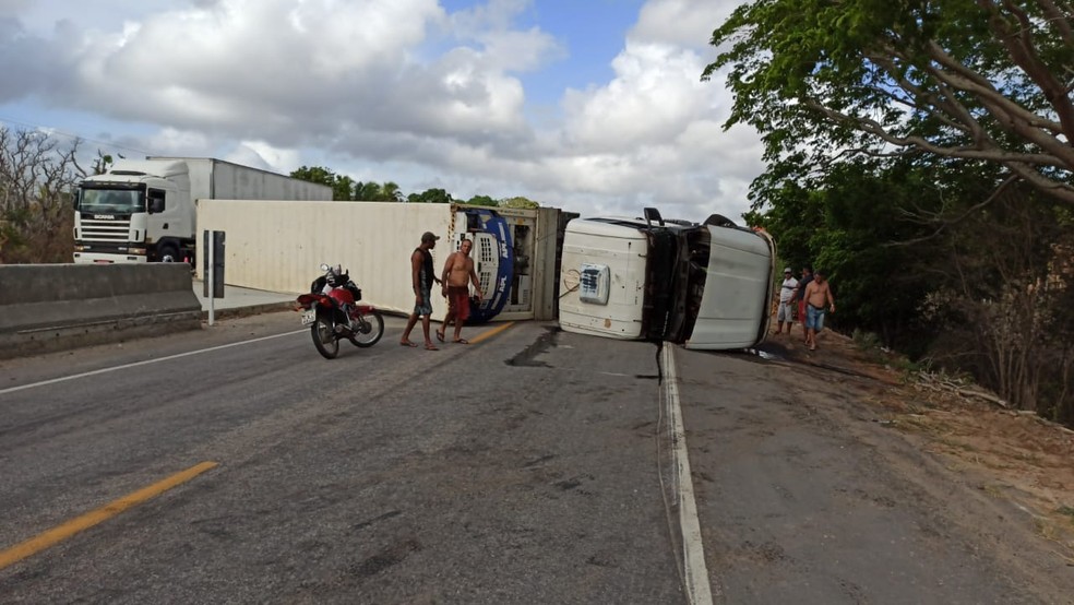 Carreta tomba e interdita a Reta Tabajara (BR-304) em Macaíba.  — Foto: Cedida