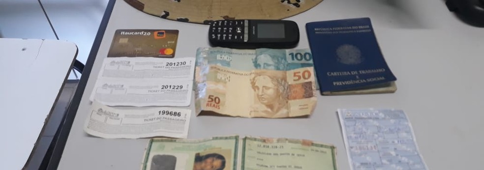 Material foi apreendido com a suspeita — Foto: Divulgação/SSP