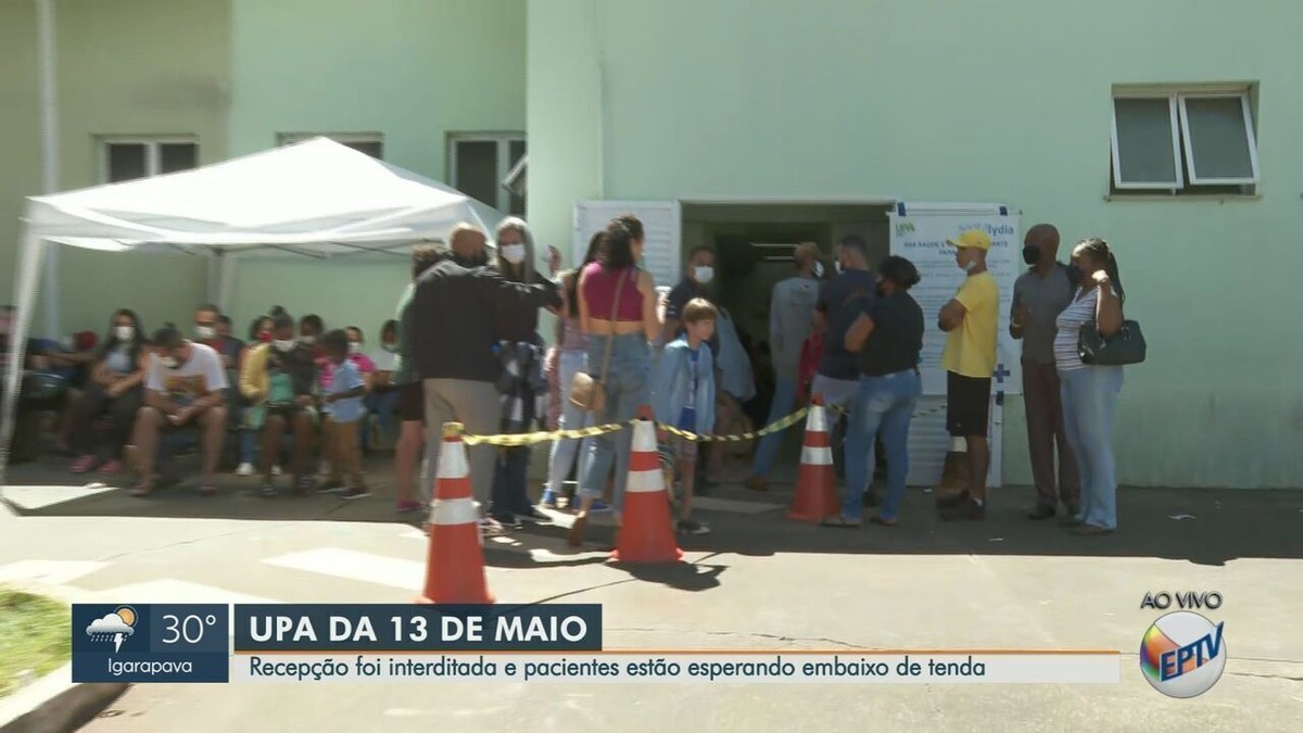 La réception étant fermée en raison de travaux, les patients de l’UPA Est attendent dehors et s’allongent même sur l’herbe à Ribeirão Preto, SP |  Ribeirao Preto et Franca