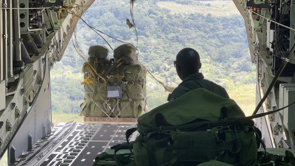 Caixa com cestas básicas é jogada de avião para indígenas Yanomami — Foto: Caíque Rodrigues/g1 RR