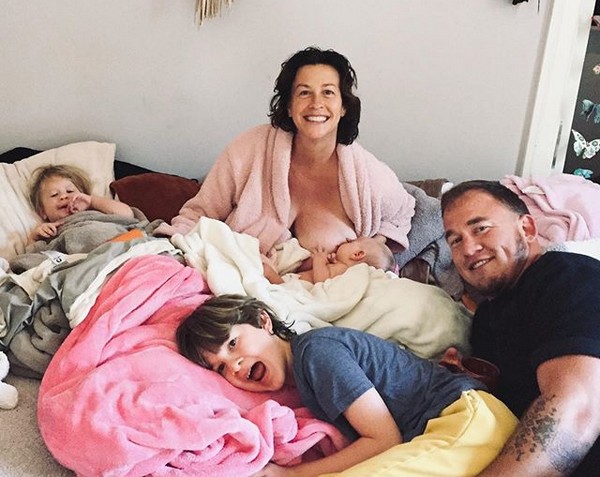 A cantora canadense Alanis Morissette com o marido e os três filhos (Foto: Instagram)