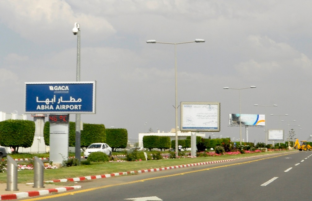 Placa para o aeroporto de Abha, no sudoeste da Arábia Saudita, que foi atingido por um míssil nesta quarta-feira (12). — Foto: AFP