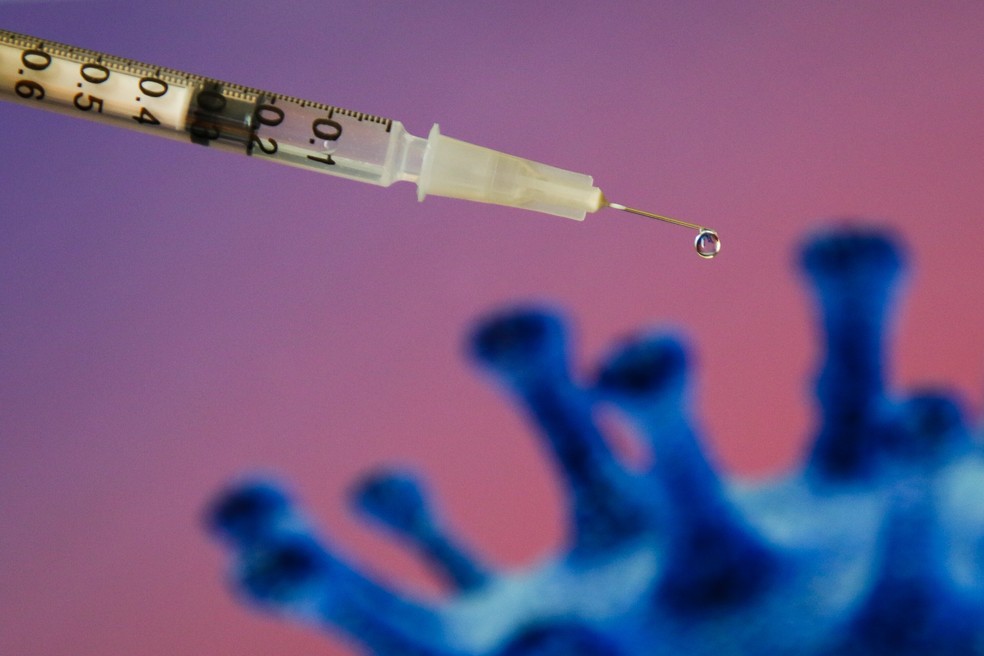 Foto ilustrativa de seringa com vacina contra o coronavírus  — Foto: Andre Melo Andrade/Estadão Conteúdo