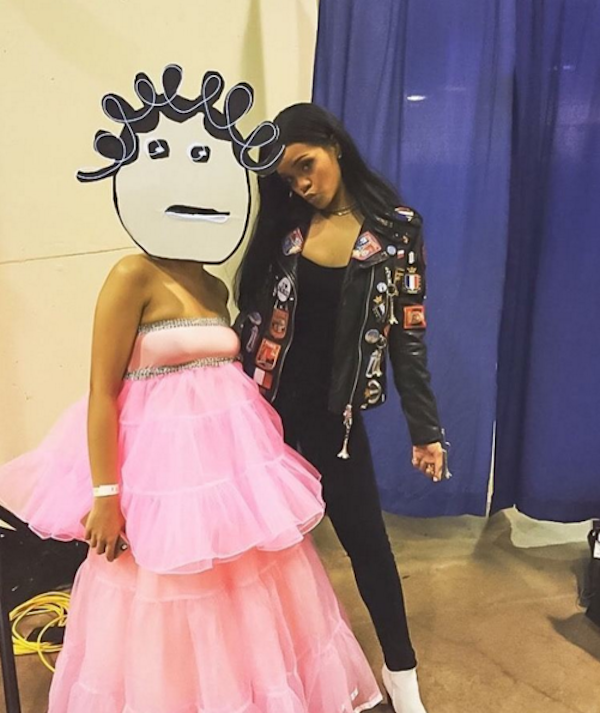 Rihanna e sua fã nos bastidores de um show (Foto: Instagram)