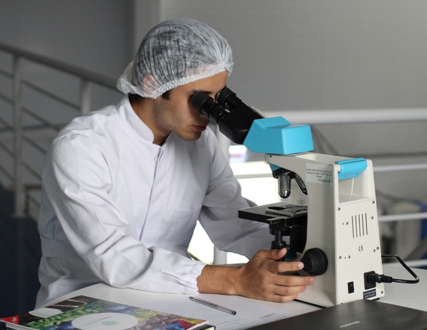 Profissional fazendo teste em laboratório (Foto: Pexels)