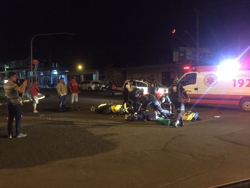 Socorristas do Samu tentaram reanimar v&iacute;tima, mas ela n&atilde;o resistiu (Foto: Dyego Queiroz/ TV Morena)