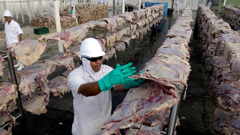 Trabalhadores em uma fábrica da JBS, maior produtora global de carne bovina  (Foto: REUTERS/Paulo Whitaker)