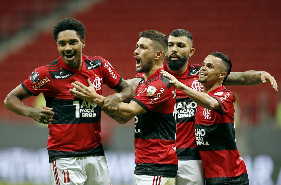 Vitinho comemora em Flamengo x Defensa y Justicia — Foto: REUTERS/Adriano Machado