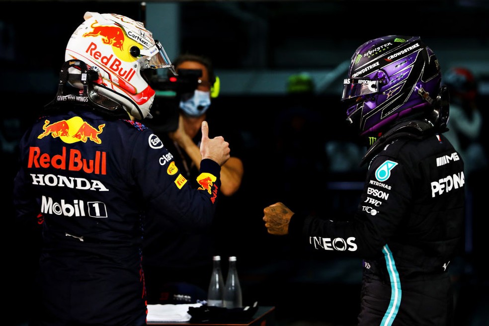 Lewis Hamilton cumprimenta Max Verstappen pela pole position no Bahrein — Foto: Mark Thompson / Getty Images