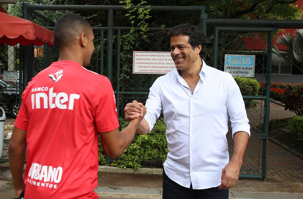 Bruno Alves cumprimenta Raí durante a reapresentação do São Paulo — Foto: Rubens Chiri/saopaulofc.net